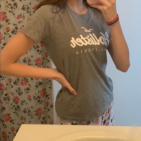 Hollister Logo Graphic Tee - Picture 2 of 4